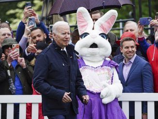 El presidente estadounidense, Joe Biden, saluda al Conejito de Pascua mientras participa en el Easter Egg Roll en el Jardín Sur de la Casa Blanca, en Washington (EE.UU.), este 18 de abril de 2022. EFE/EPA/Shawn Thew/Pool