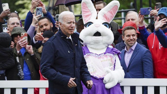 El presidente estadounidense, Joe Biden, saluda al Conejito de Pascua mientras participa en el Easter Egg Roll en el Jardín Sur de la Casa Blanca, en Washington (EE.UU.), este 18 de abril de 2022. EFE/EPA/Shawn Thew/Pool
