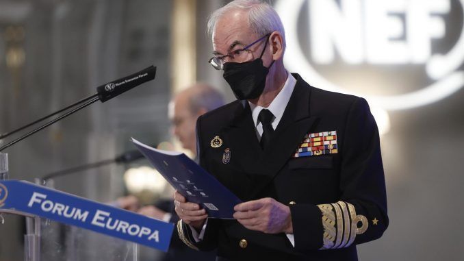 El jefe del Estado Mayor de la Defensa, el almirante general Teodoro López Calderón, interviene en un desayuno informativo organizado por Nueva Economía Fórum este martes en un hotel madrileño. EFE/ Emilio Naranjo
