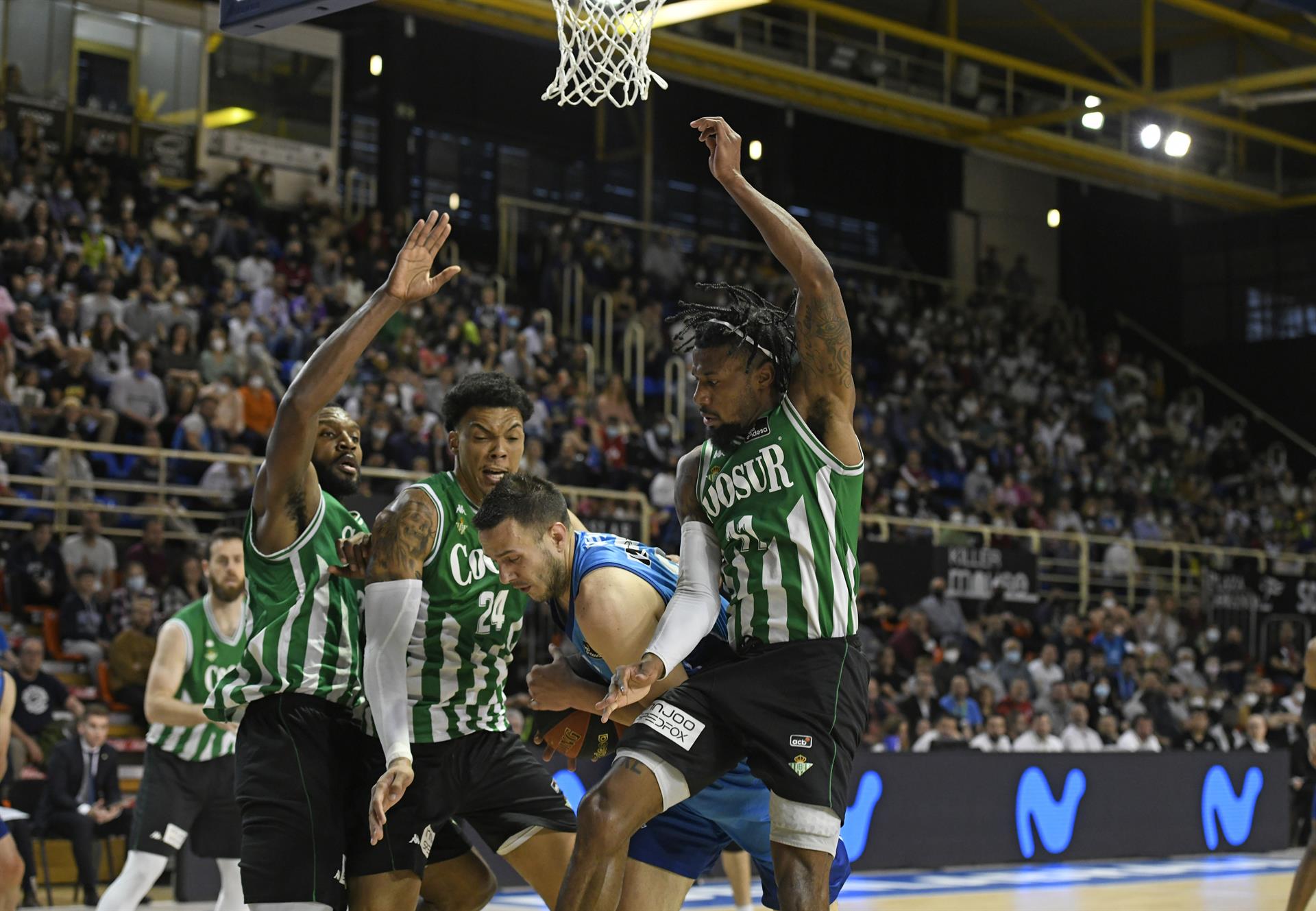 Los jugadores del Betis bloquean al jugador del Fuenlabrada durante el partido de liga Endesa que disputan Fuenlabrada y Betis este sábado en el pabellón Fernando Martín . EFE/ Víctor Lerena
