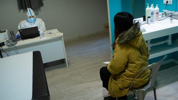 Una paciente es atendida de una consulta por covid en un centro de salud. EFE/Enric Fontcuberta
