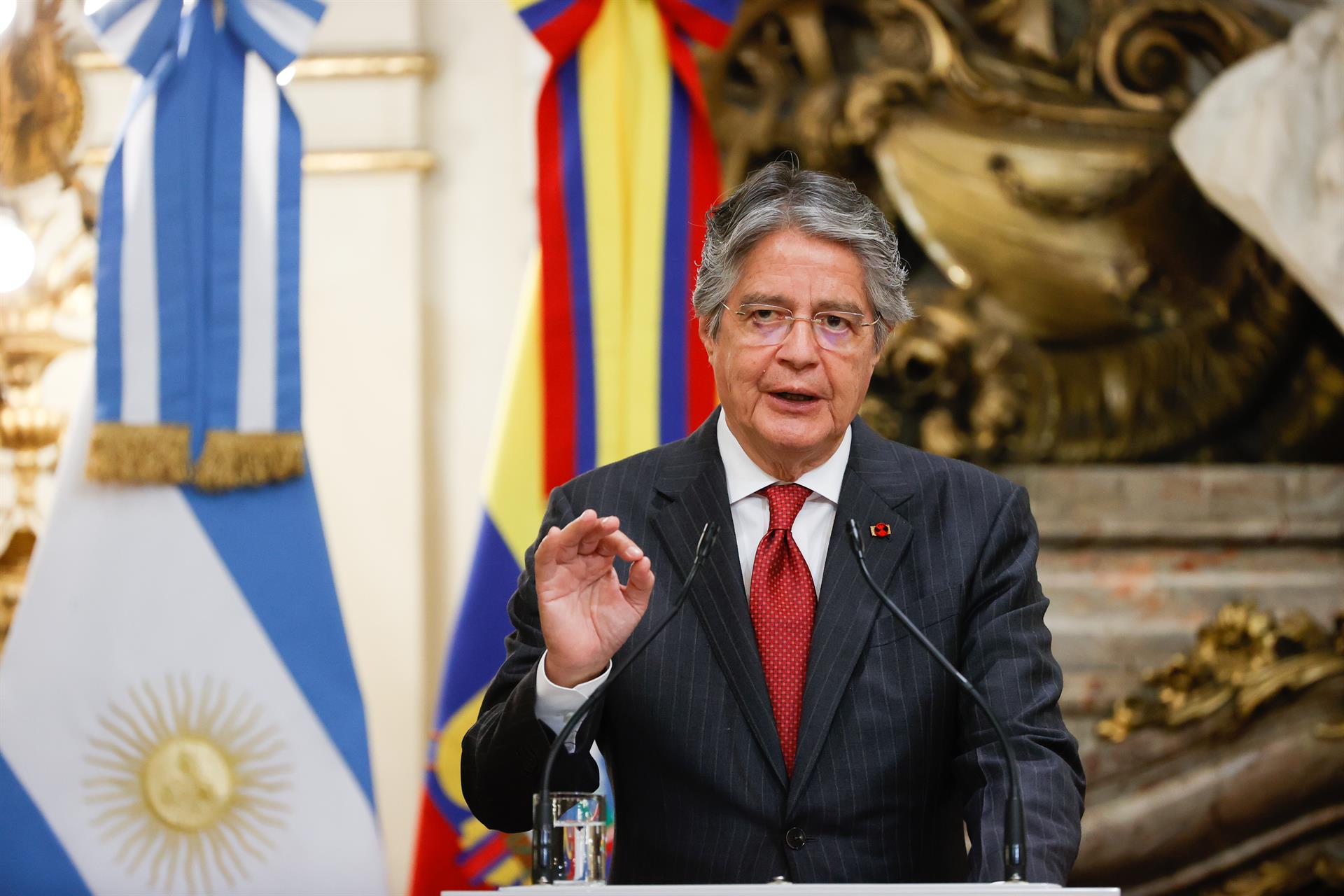 El presidente de Ecuador, Guillermo Lasso, habla durante una declaración conjunta ante los medios de comunicación, hoy, tras una reunión privada en la Casa Rosada, sede del Ejecutivo en Buenos Aires (Argentina). EFE/Juan Ignacio Roncoroni
