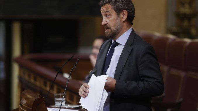 El diputado del PP Jaime Eduardo de Olano en el pleno celebrado este jueves en el Congreso. EFE/Juan Carlos Hidalgo
