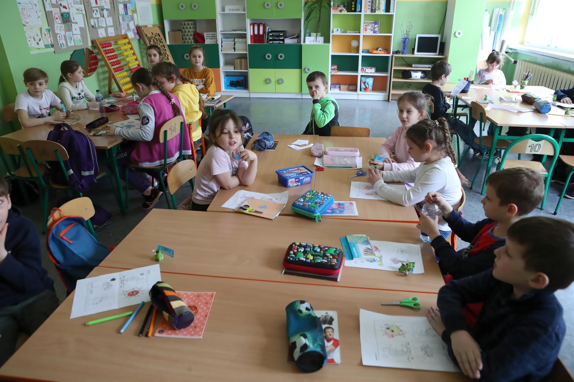 Niños ucranianos refugiados asisten a clase en una escuela de primaria de Lodz, Polonia. EFE/EPA/ROMAN ZAWISTOWSKI
