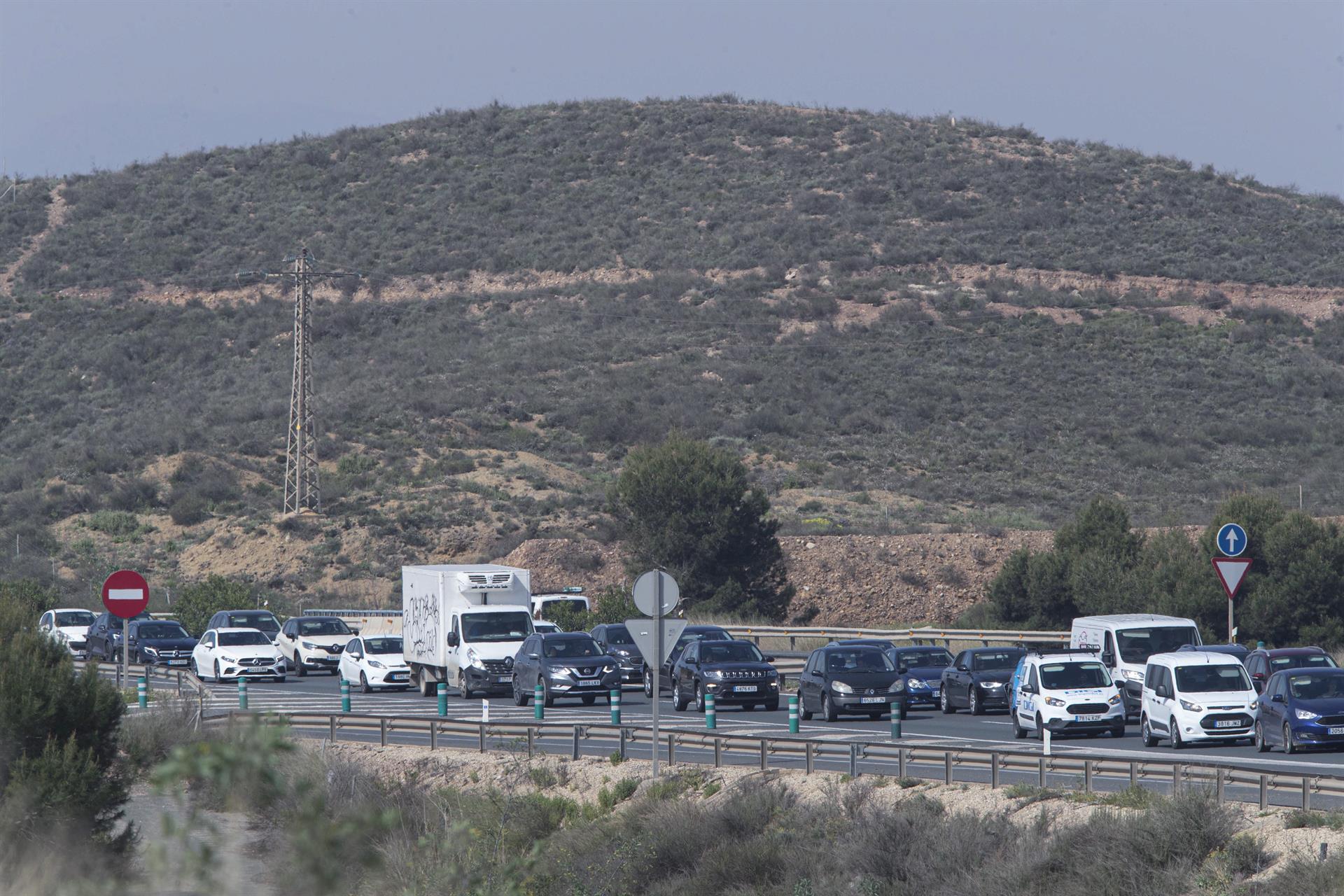 Retenciones de tráfico en la autovía A-7 este lunes a su paso por Murcia ocasionadas por la vuelta de las vacaciones de Semana Santa desde Andalucía. EFE/Marcial Guillén
