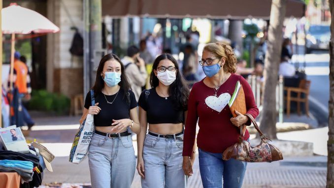 Tres mujeres caminan hoy por el centro de Asunción (Paraguay). EFE/ Nathalia Aguilar
