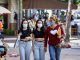 Tres mujeres caminan hoy por el centro de Asunción (Paraguay). EFE/ Nathalia Aguilar