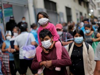 Fotografía de archivo de personas en el conglomerado Mesa Redonda en Lima (Perú). EFE/ Luis Angel Gonzales Taipe