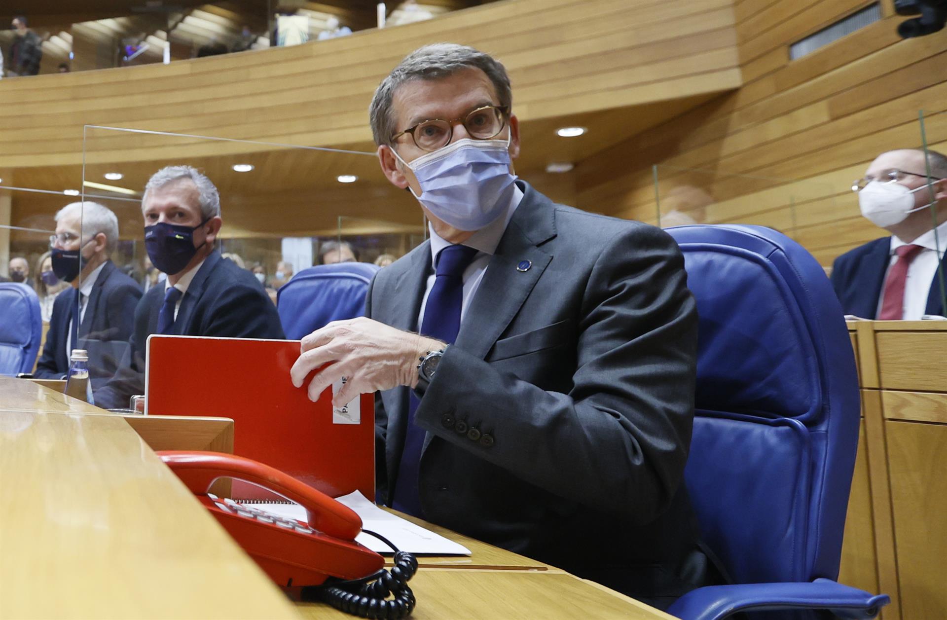 El presidente de la Xunta, Alberto Núñez Feijóo al comienzo del pleno del Parlamento de Galicia para responder a las preguntas de la oposición este martes en Santiago de Compostela. EFE/Lavandeira jr
