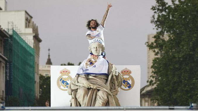El capitán del Real Madrid Marcelo Vieira sobre la diosa Cibeles, en Madrid, para celebrar el campeonato de Liga tras vencer al RCD Espanyol en el partido disputado en el estadio Santiago Bernabéu. EFE/Luca Piergiovanni
