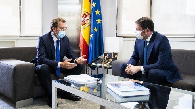 El presidente de CEPYME, Gerardo Cuerva y el líder del Partido Popular Alberto Ñuñez Feijóo, durante la reunión con el líder del Partido Popular, Alberto Núñez Feijóo, este martes en Madrid. EFE/David Mudarra/PP
