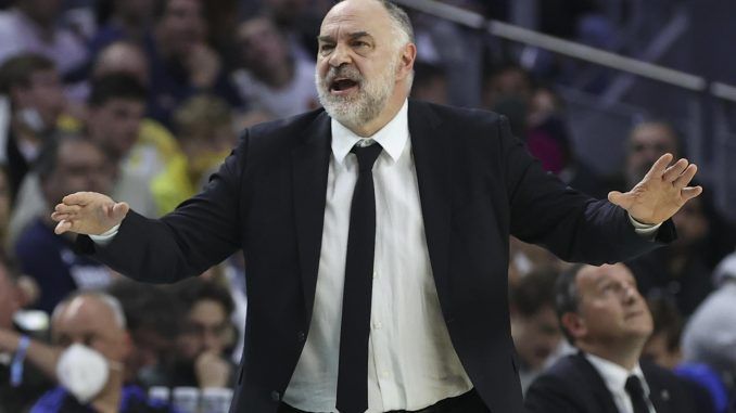 El entrenador del Real Madrid, Pablo Laso, durante el primer partido de cuartos de final de la EuroLiga que Real Madrid y Maccabi Tel Aviv disputaron en el WiZink Center, en Madrid. EFE/Kiko Huesca
