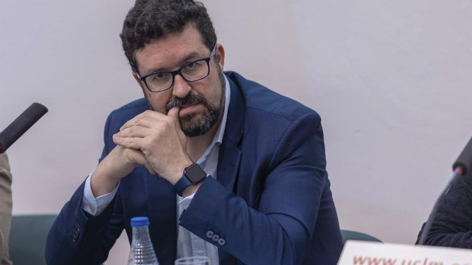 El secretario de Estado de Empleo y Economía Social, Joaquín Pérez Rey, antes de impartir la conferencia 'Hacer una reforma laboral' en la jornada "La reforma laboral a debate", este lunes en Toledo. EFE/Ángeles Visdómine
