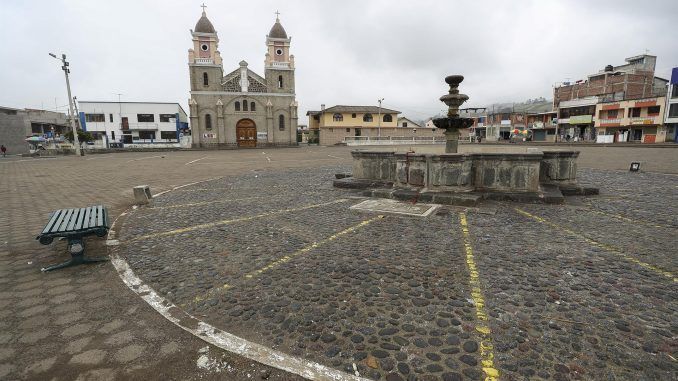 Fotografía del 9 de abril de 2022, de la plaza de Quisapincha (Ecuador), la cual se encuentra vacía. EFE/ José Jácome
