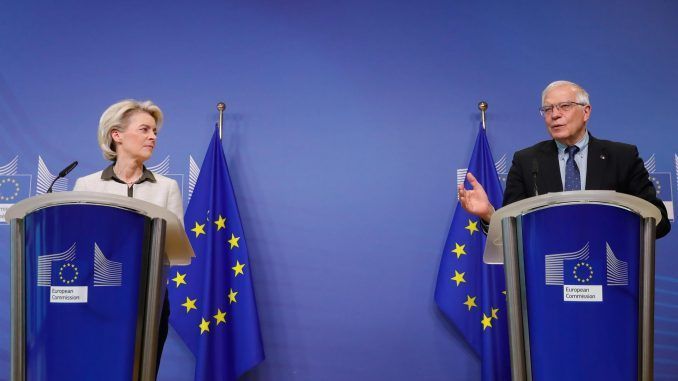 La presidenta de la Comisión Europea, Ursula von der Leyen, y el alto representante de la UE para la Política Exterior, Josep Borrell, en una imagen de archivo. EFE/EPA/STEPHANIE LECOCQ
