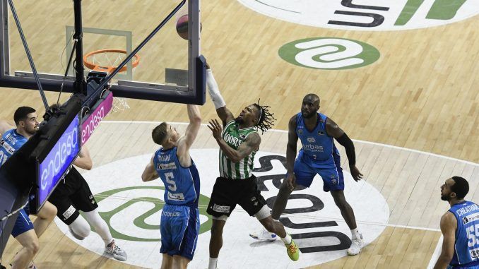 El base del Betis Shannon Evans (c) encesta ante Ziga Samar, base del Fuenlabrada (i), durante el partido de liga Endesa que disputaron Fuenlabrada y Betis en el pabellón Fernando Martín . EFE/ Víctor Lerena
