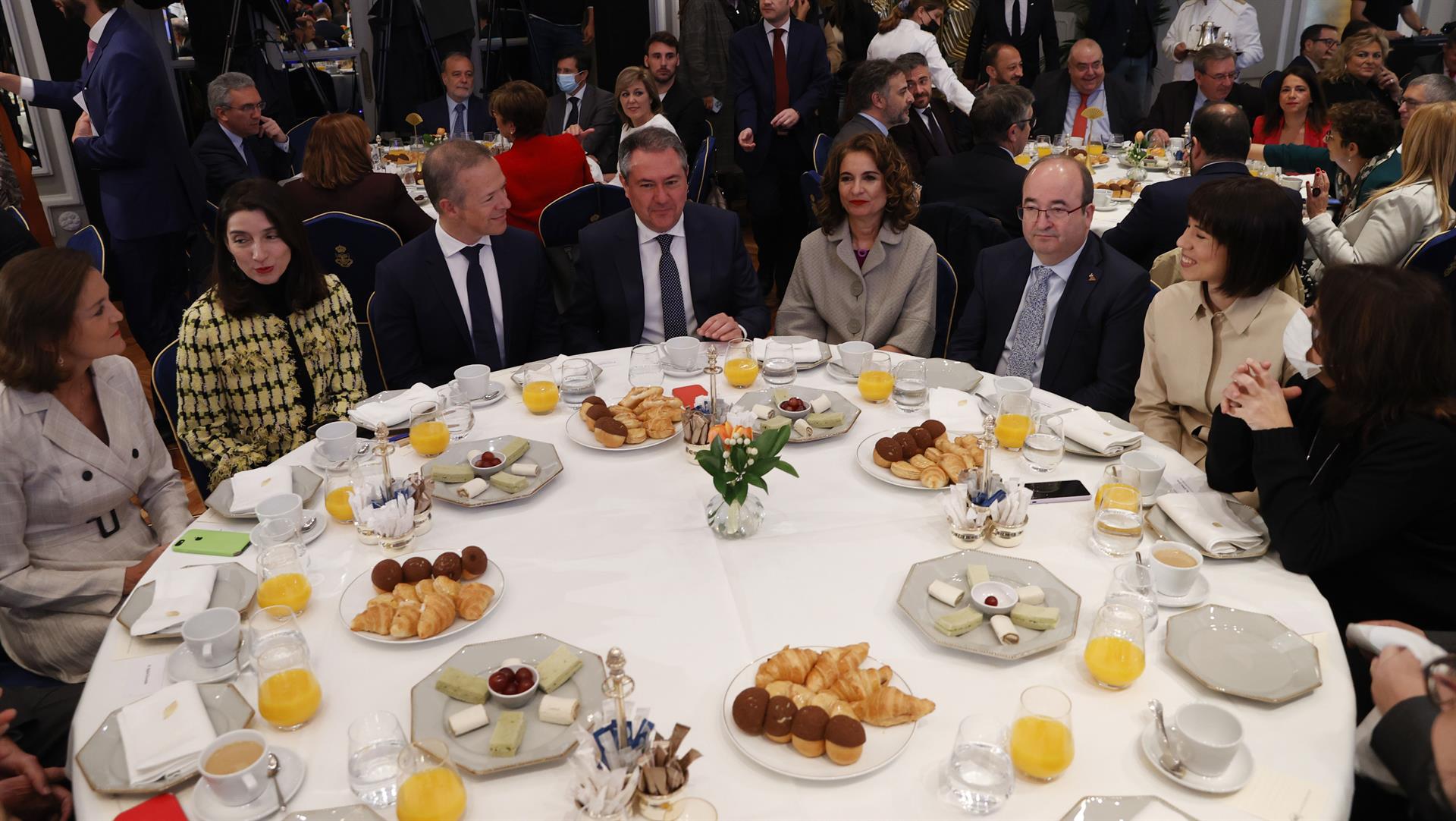 El secretario general del PSOE-A y candidato a la Presidencia de la Junta de Andalucía, Juan Espadas, acompañado por (de izda. a dcha) Reyes Maroto, Pilar Llop, Ander Gil, María Jesús Montero, Miquel Iceta y Diana Morant, durante un desayuno informativo del Fórum Europa, este jueves en Madrid . EFE/J.J. Guillén
