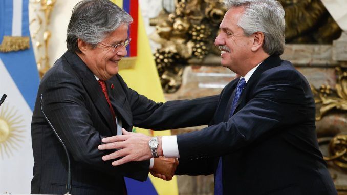 El presidente de Argentina, Alberto Fernández (d), saluda a su homólogo de Ecuador, Guillermo Lasso (i), durante una declaración conjunta ante los medios de comunicación tras una reunión privada en la Casa Rosada, sede del Ejecutivo en Buenos Aires (Argentina). EFE/Juan Ignacio Roncoroni
