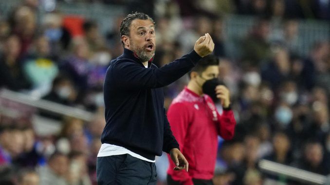 El técnico del Cádiz, Sergio González, durante el encuentro disputado ante el Barcelona en el estadio del Camp Nou. EFE
