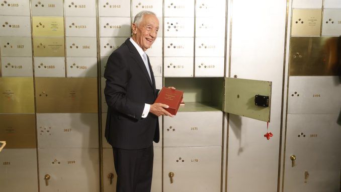 El presidente de Portugal, Marcelo Rebelo de Sousa, asiste al acto de entrega del legado ‘in memoriam’ de José Saramago a la Caja de las Letras del Instituto Cervantes, este lunes en Madrid. EFE/ Juanjo Martín
