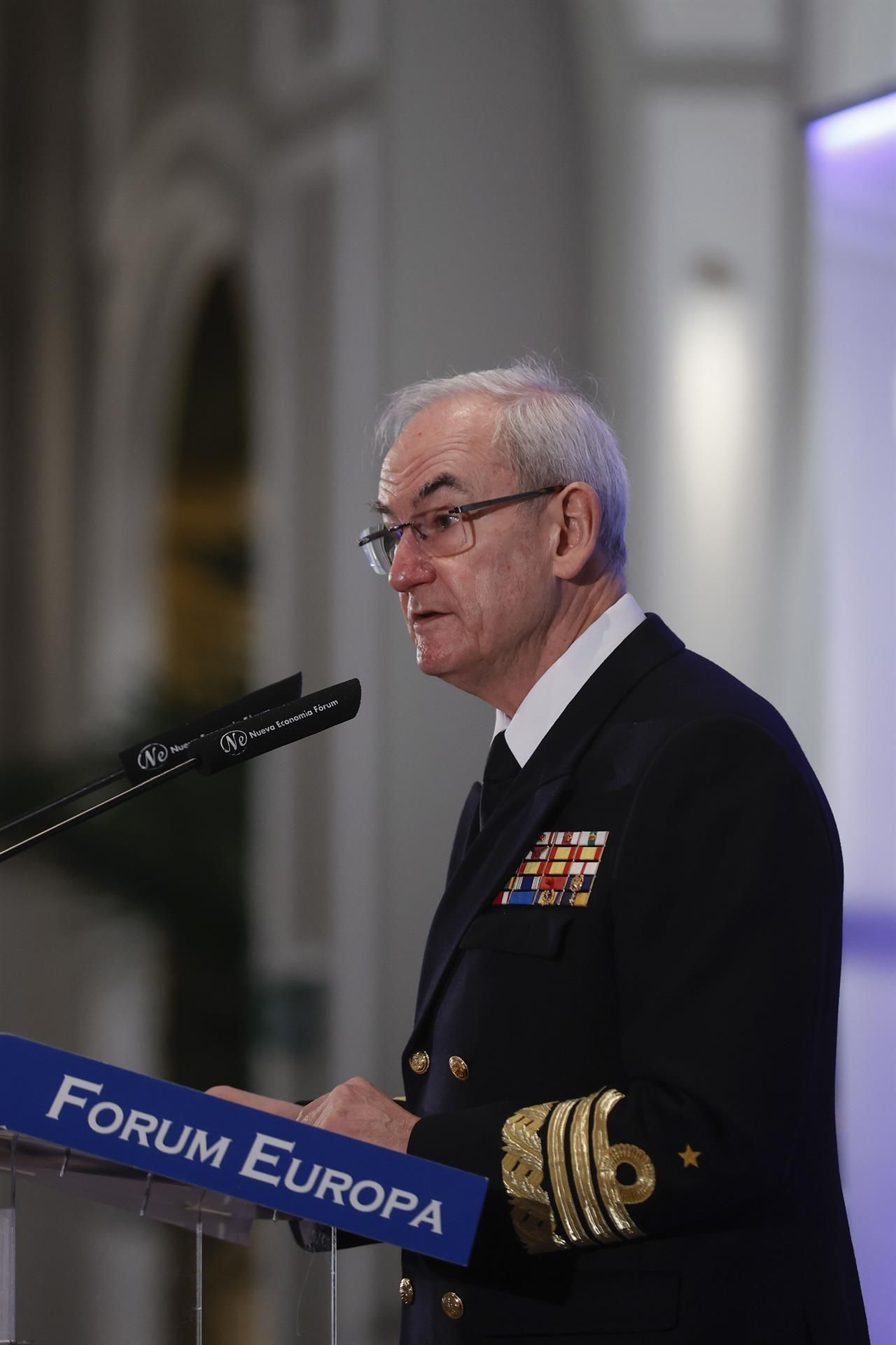 El jefe del Estado Mayor de la Defensa, el almirante general Teodoro López Calderón, interviene en un desayuno informativo organizado por Nueva Economía Fórum este martes en un hotel madrileño. EFE/ Emilio Naranjo
