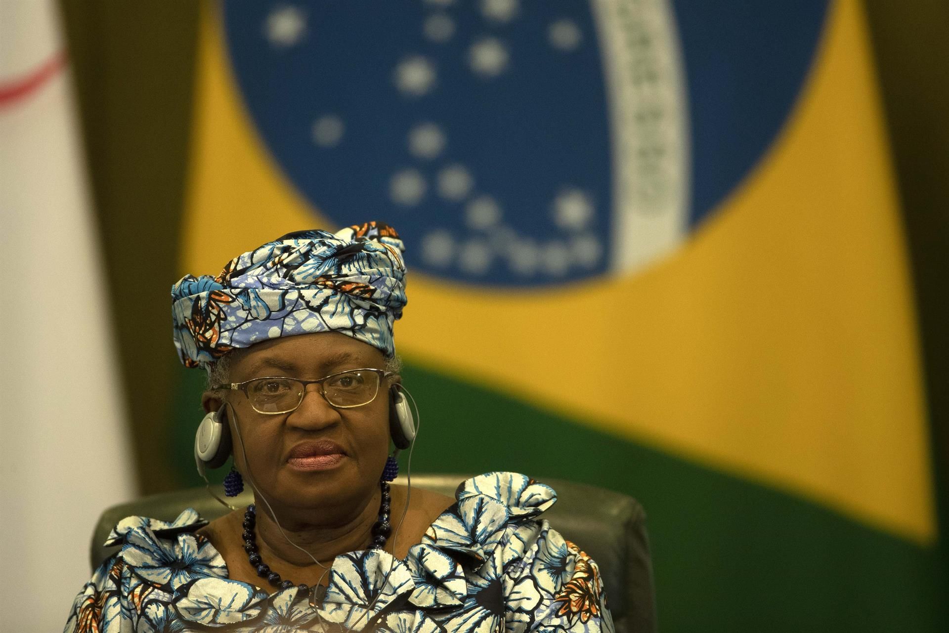 La directora general de la Organización Mundial del Comercio (OMC), Ngozi Okonjo-Iweala, participa hoy en una rueda de prensa junto al canciller brasileño Carlos Franca (fuera de foco), en el Palacio de Itamaraty en Brasilia (Brasil). EFE/ Joédson Alves
