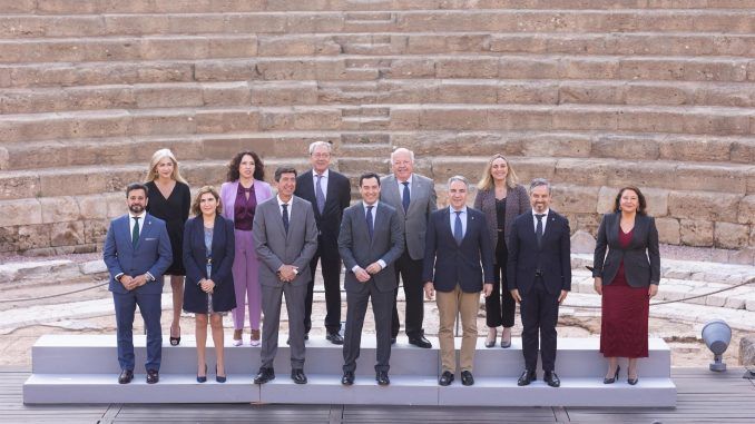 El presidente de la Junta de Andalucía, Juanma Moreno(c), acompañado del vicepresidente, Juan Marín (Cs)(3i) y el resto del Ejecutivo andaluz, en foto de familia en el Teatro Romano de Málaga, momentos antes de la reunión del Consejo de Gobierno que, hoy martes, se celebra en la capital malagueña dentro de la ronda por las ocho provincias andaluzas y fuera del Palacio de San Telmo en Sevilla. EFE/Carlos Díaz
