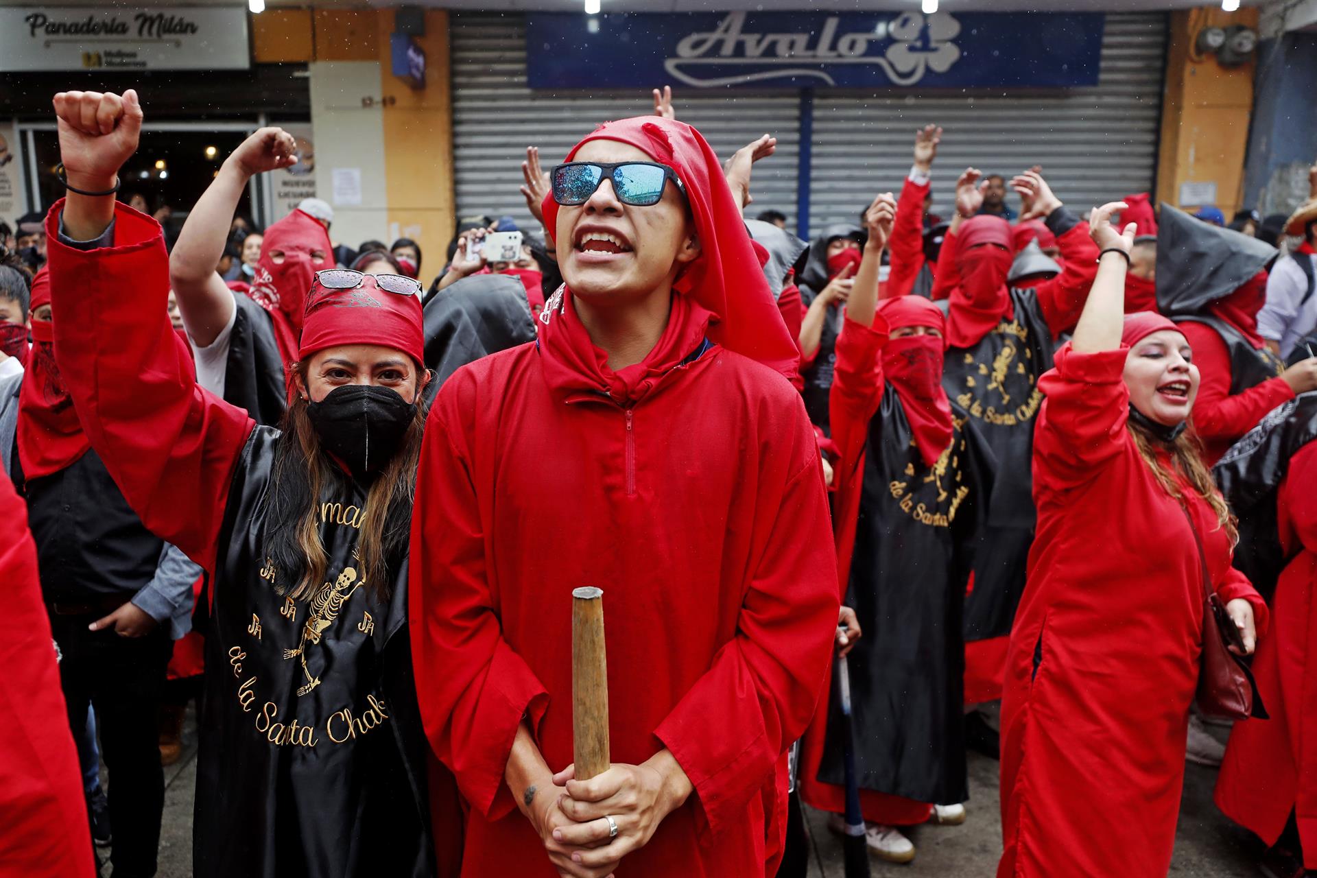 Un estudiante de la Universidad de San Carlos de Guatemala, la única pública del país, participa del tradicional Desfile Bufo tras dos años sin salir a las calles por la pandemia del COVID-19, hoy en Ciudad de Guatemala (Guatemala). EFE/Esteban Biba
