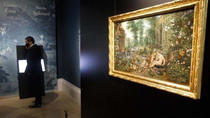 Una persona delante de una maquina que expende perfume durante la inauguración de la exposición 'La esencia de un cuadro. Una exposición olfativa' en el Museo del Prado este lunes. EFE/Sergio Pérez
