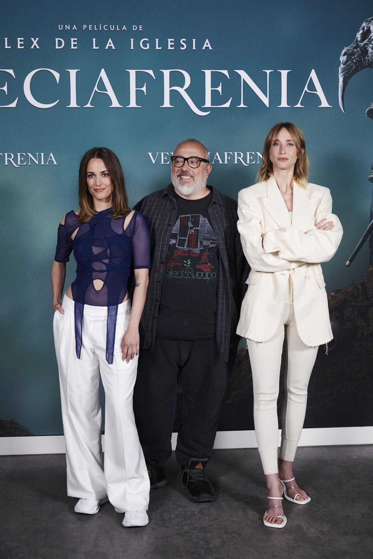 El director, productor y guionista de cine español y director de "Veneciafrenia" Álex de la Iglesia (c) y las actrices españolas Silvia Alonso (i) e Ingrid García Jonsson (d) asisten al estreno de la nueva película de terror, "Veneciafrenia", este lunes en Madrid. La película inaugura "The Fear Collection", el nuevo sello cinematográfico creado por Sony Pictures y Pokeepsie en forma de alegato contra el turismo destructivo y la necesidad de proteger la belleza. EFE/Luca Piergiovanni
