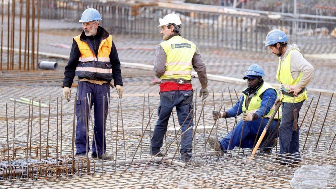 Trabajadores de la construcción trabajan con ferralla en Bilbao, en una fotografía de archivo. EFE/Luis Tejido
