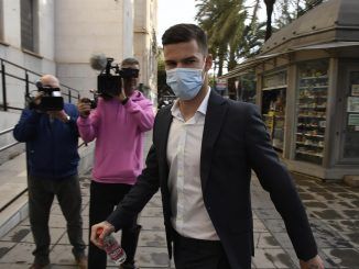 El futbolista del Celta Santi Mina, acusado de una presunta agresión sexual a una mujer en 2017, a su llegada a la Audiencia de Almería para la última sesión del juicio. EFE/Carlos Barba