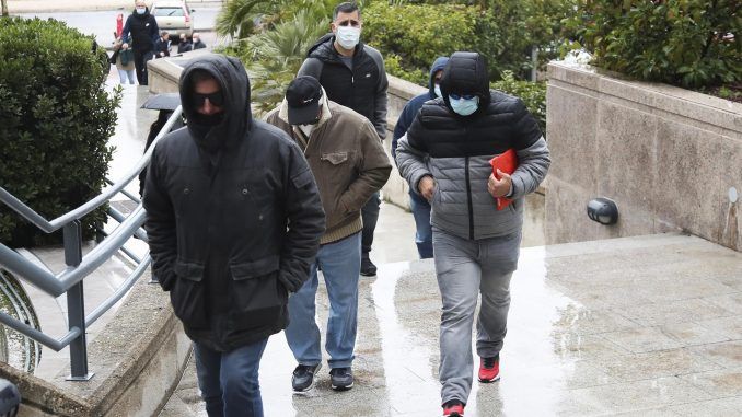 Algunos de los 23 procesados por integrar una red nacional que organizaba peleas de perros ilegales a su llegada a la sede de la Audiencia Provincial de Madrid, en una imagen de archivo. EFE/David Fernández
