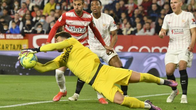 El portero portugués del Granada Luis Maximiano detiene un balón durante el partido jugado en el estadio del Sevilla. EFE/Raúl Caro
