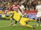 El portero portugués del Granada Luis Maximiano detiene un balón durante el partido jugado en el estadio del Sevilla. EFE/Raúl Caro