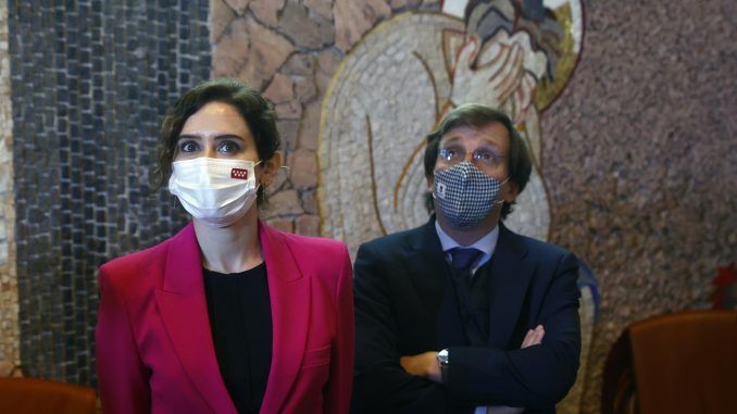 La presidenta de Madrid, Isabel Díaz Ayuso, y el alcalde de la capital, José Luis Martínez-Almeida, en la firma de un protocolo de colaboración y la presentación de las celebraciones previstas por el jubileo de San Isidro. EFE/ Juan Carlos Hidalgo
