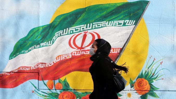 Bandera iraní pintada en un muro de Teherán, en foto de archivo. EFE/EPA/ABEDIN TAHERKENAREH
