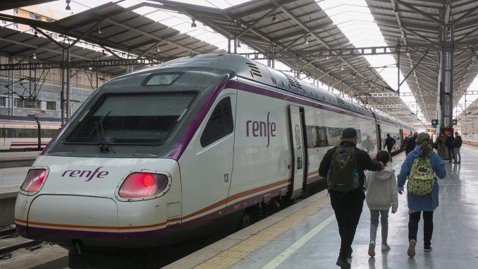 El primer tren que conecta Málaga con Granada de forma directa y por alta velocidad ha realizado hoy su primer trayecto desde la estación malagueña María Zambrano. EFE/ Álvaro Cabrera
