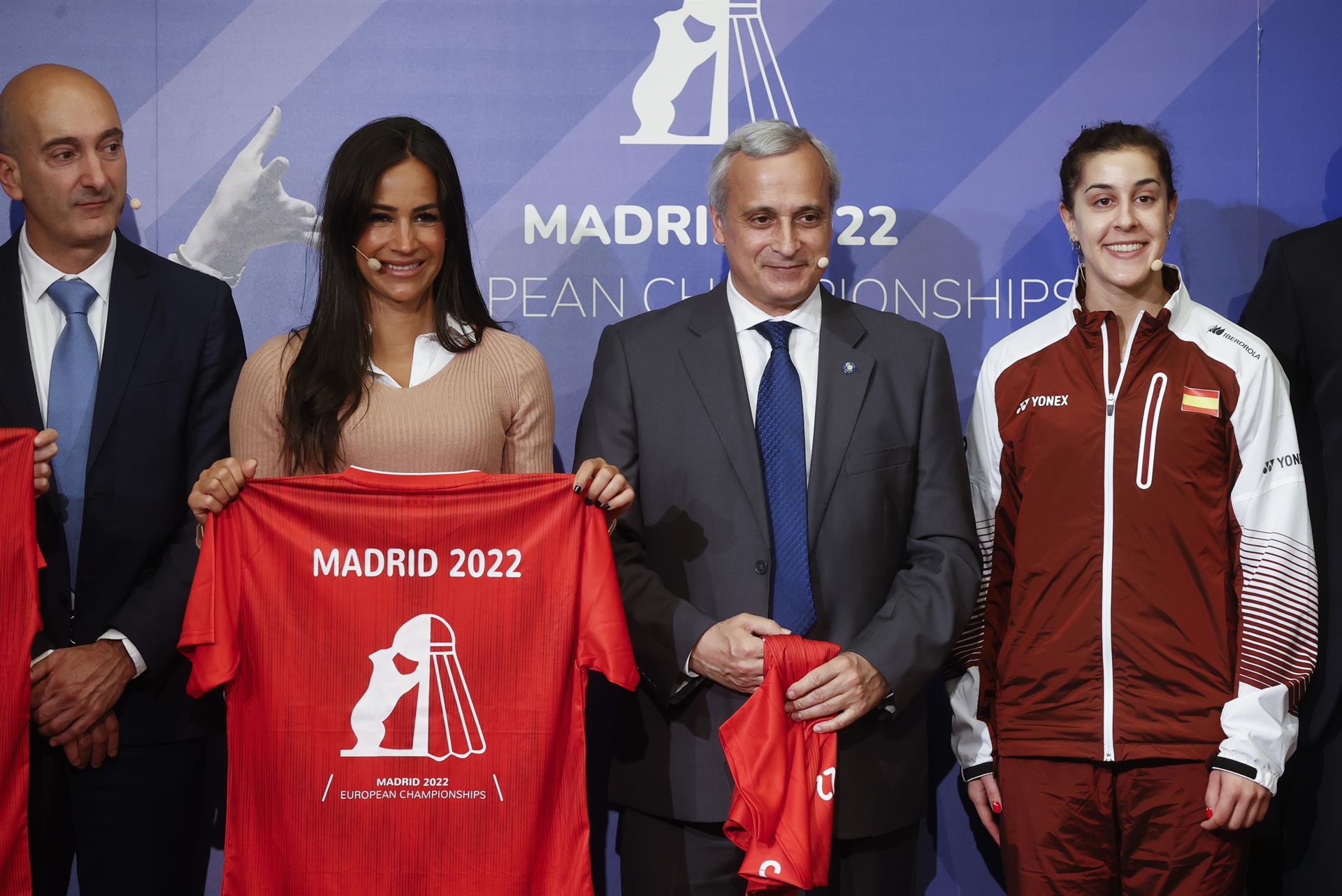 La vicealcaldesa de Madrid, Begoña Villacís, acompañada por Carolina Marín, el presidente de la federación Españlola de Bádminton, Andoni Azurmendi (i), y el vicepresidente europeo de Bádminton, Joao Matos (2d), durante la presentación de los campeonatos de Europa de bádminton que se disputarán del 25 al 30 de abril en la pista madrileña de Gallur. EFE/Juan Carlos Hidalgo
