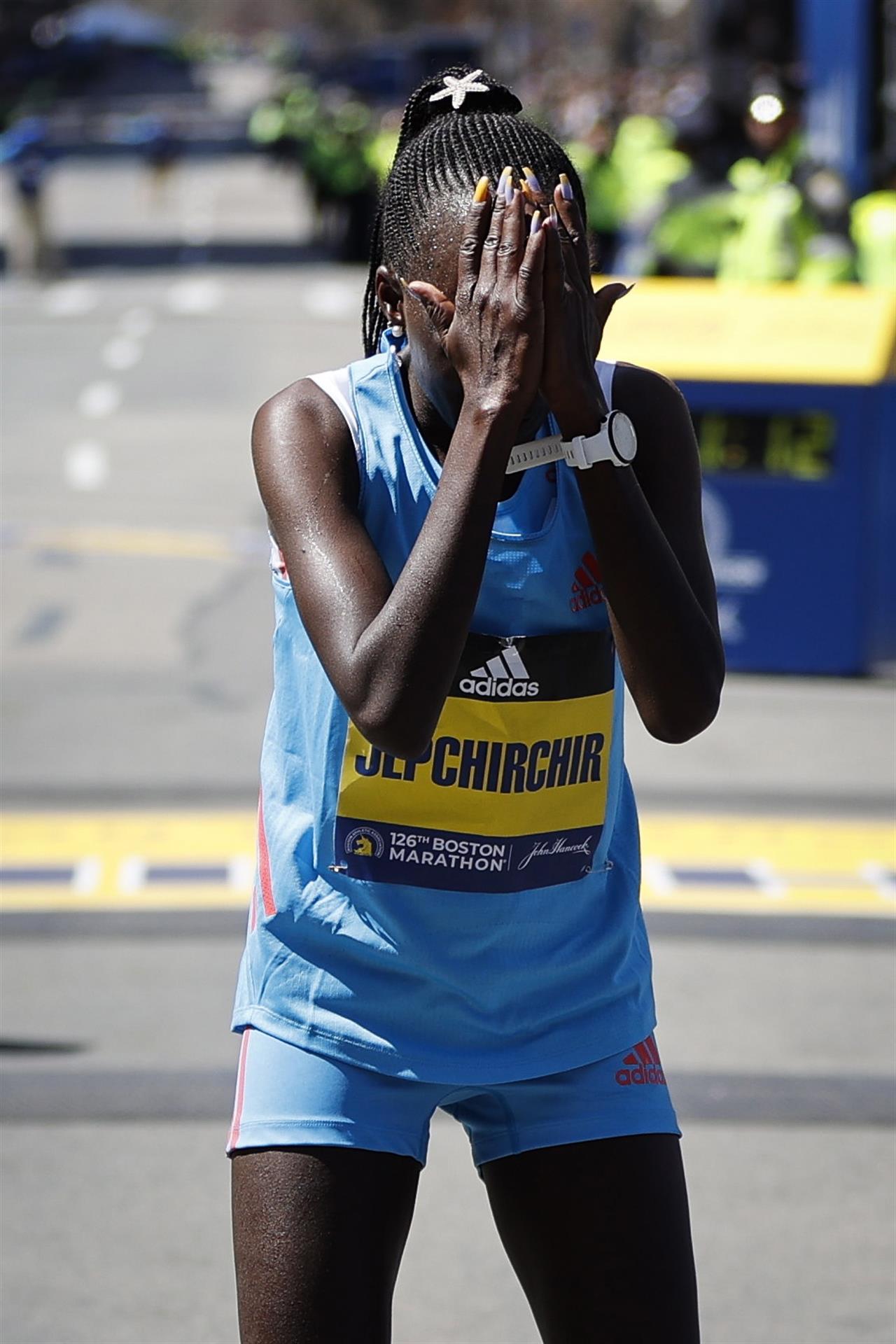 Peres Jepchirchir de Kenia reacciona después de conquistar este lunes la edición 126 del Maratón de Boston en la categoría femenina. EFE/EPA/CJ GUNTHER
