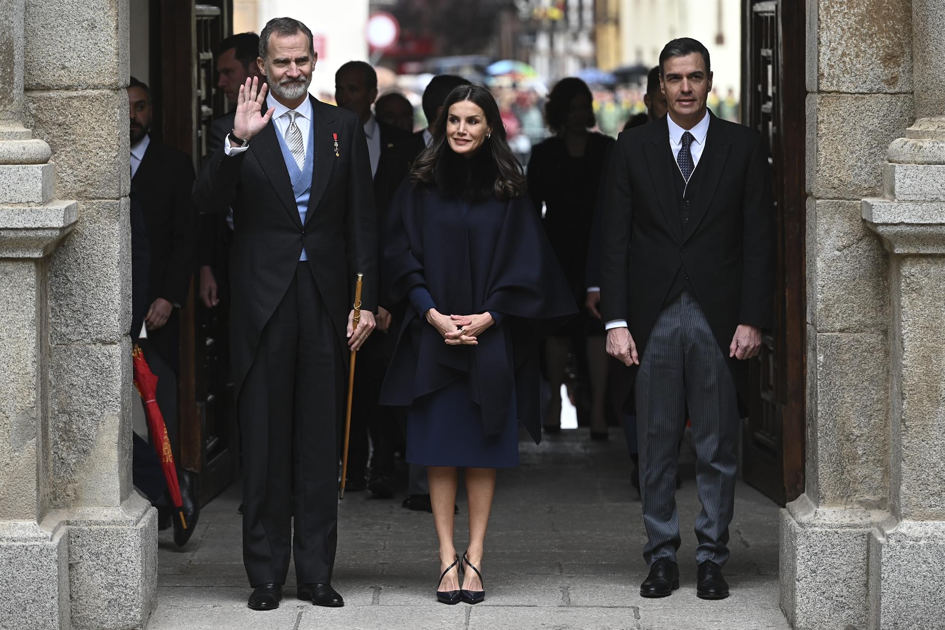 El rey Felipe VI (i), la reina Letizia (c), y el presidente del Gobierno español, Pedro Sánchez (d), posan a su llegada a la entrega del Premio Cervantes a la escritora uruguaya Cristina Peri Rossi este viernes en el Paraninfo de la Universidad de Alcalá de Henares. EFE/ Fernando Villar
