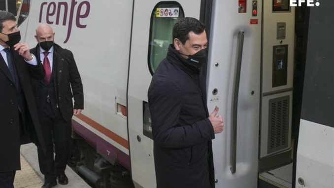 El presidente de la Junta de Andalucía, Juanma Moreno, momentos antes de hacer el trayecto inaugural desde la estación de Málaga María Zambrano a Granada de forma directa y por alta velocidad. EFE/Álvaro Cabrera
