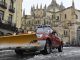 Un coche de bomberos con una pala quitanieves circula por las calles de Segovia que este miércoles han amanecido cubiertas de nieve. . EFE/ Pablo Martin