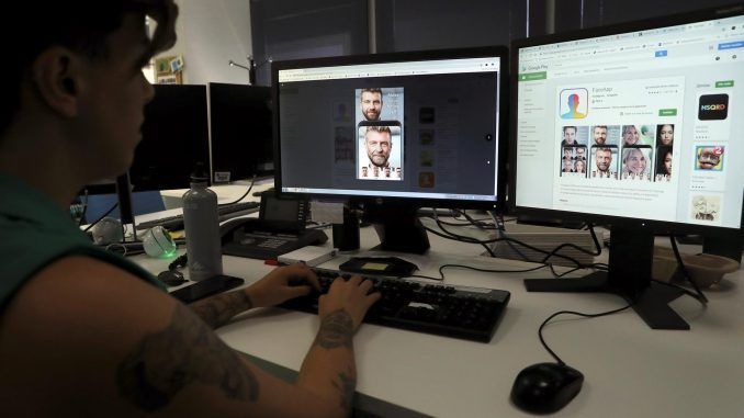 Una persona utiliza la aplicación 'FaceApp' en una imagen de archivo. EFE/ Sergio Barrenechea
