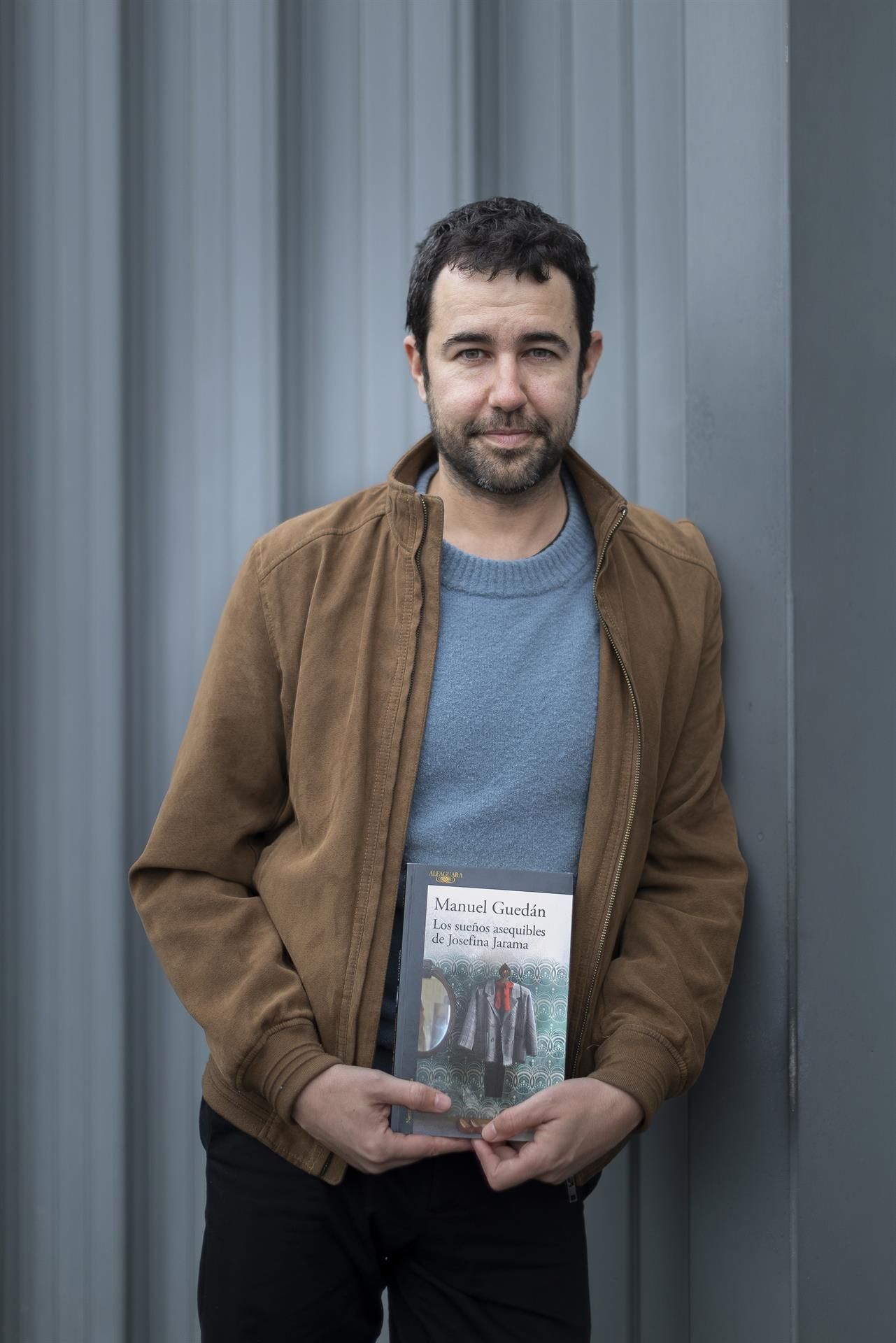 El escritor Manuel Guedán retrata en su nuevo libro "Los sueños asequibles de Josefina Jarama" (Alfaguara) las últimas décadas de la historia empresarial española, una novela sobre la cultura del esfuerzo y la ambición de quienes no tienen poder a través de la mirada una "antiheroína", con la que el autor recupera la figura de la "pícara Justina".EFE/ Biel Aliño
