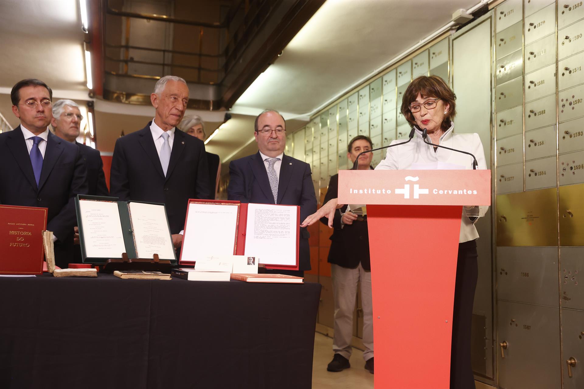 La presidenta de la Fundación José Saramago, Pilar del Río (d), el ministro de Asuntos Exteriores, José Manuel Albares (i), el ministro de Cultura y Deportes, Miquel Iceta (2-d), y el presidente de Portugal, Marcelo Rebelo de Sousa (2-i), asisten al acto de entrega del legado ‘in memoriam’ de José Saramago a la Caja de las Letras del Instituto Cervantes, este lunes en Madrid. EFE/ Juanjo Martín
