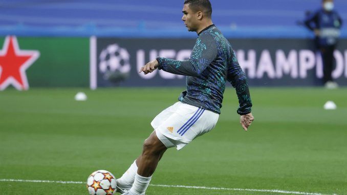 El centrocampista del Real Madrid Carlos Casemiro, durante un calentamiento. EFE/Juanjo Martín
