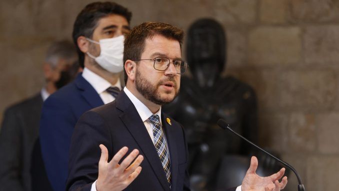 El presidente de la Generalitat, Pere Aragonès, acompañado por los miembros de su gabinete, durante la comparecencia de este lunes. EFE/Toni Albir
