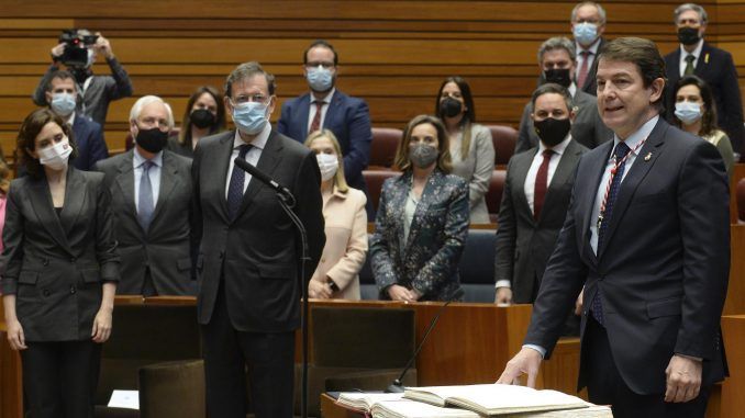 Alfonso Fernández Mañueco (d) toma posesión como presidente de la Junta de Castilla y León después de que el pasado 11 de abril fuera investido en las Cortes gracias al apoyo de los procuradores de su partido, el PP, y Vox, que entra en el Gobierno de esta Comunidad con tres consejeros y la vicepresidencia. Al acto han acudido (de izda. a dcha.) Isabel Díaz Ayuso, presidenta de la Comunidad de Madrid; Mariano Rajoy, expresidente del Gobierno; Cuca Gamarra, secretaria general del PP, y Santiago Abascal, presidente de Vox. EFE/Nacho Gallego
