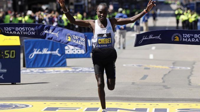 El keniano Evans Chebet celebra este lunes en la edición 126 del Maratón de Boston (EE.UU.). EFE/EPA/CJ GUNTHER
